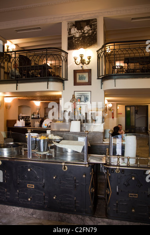 Cucina di strada dall'Antica Focacceria " pane vecchio Shop" a Palermo e in Sicilia Foto Stock