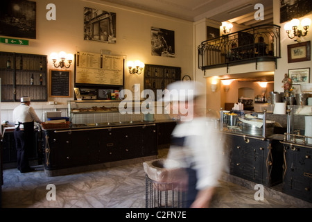 Cucina di strada dall'Antica Focacceria " pane vecchio Shop" a Palermo e in Sicilia Foto Stock