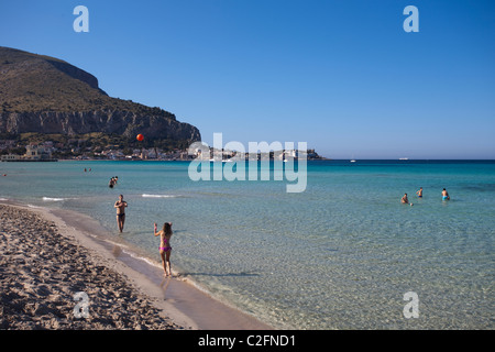 Sunseekers giocare in mare presso il resort di Mondello, Palermo, Sicilia, Italia Foto Stock