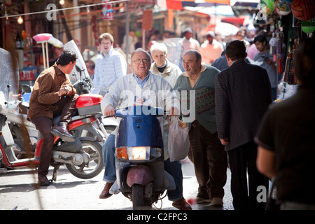 Un uomo su uno scooter prende il suo modo attraverso il mercato Ballaro (mercato) Palermo Sicilia Italia Foto Stock