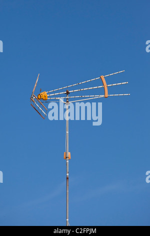 Un colorato antenna TV contro un cielo blu Foto Stock