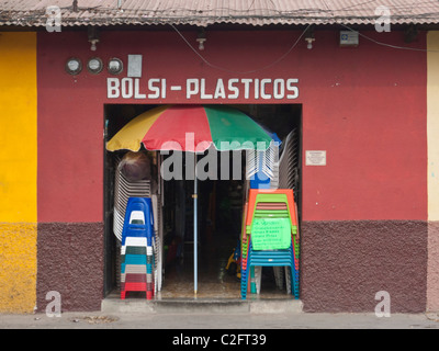 Il riccamente colorata ingresso anteriore di un negozio di vendita mobili in plastica in Antigua, Guatemala. Foto Stock