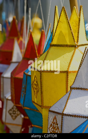 Molti lampioncini colorati decorano ogni edifici della città di Chiang Mai durante il famoso festival di Loy Kratong Foto Stock