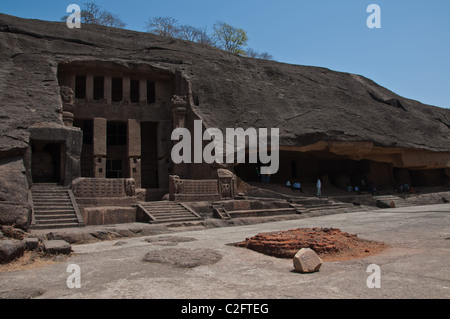 Statue buddiste in grotte Kanheri, Mumbai, India Foto Stock