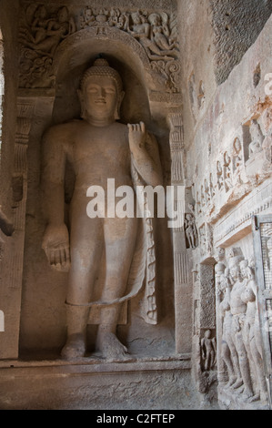 Statue buddiste in grotte Kanheri, Mumbai, India Foto Stock