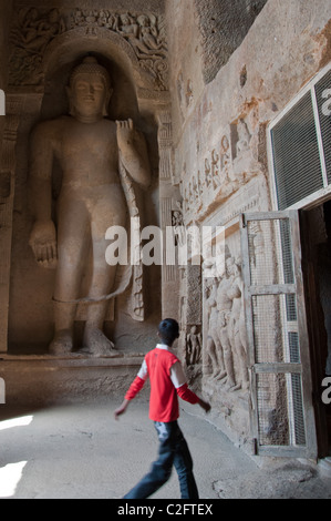 Statue buddiste in grotte Kanheri, Mumbai, India Foto Stock