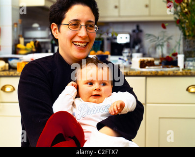 Ritratto di Madre Holding Baby girl in cucina Foto Stock