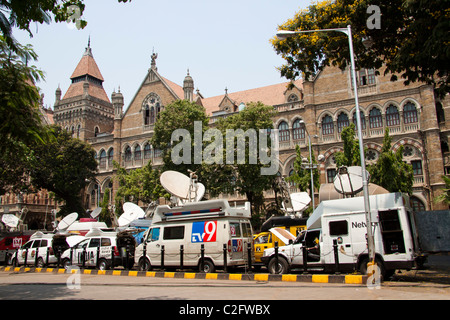 OB van di diversi canali televisivi a Azad Maidan durante Anna Hazare per la lotta contro la corruzione nel rally di Mumbai, Maharashtra, India Foto Stock