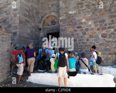 Chora Patmos Grecia guida del tour e turisti al di fuori di San Giovanni il Teologo Monastero Foto Stock