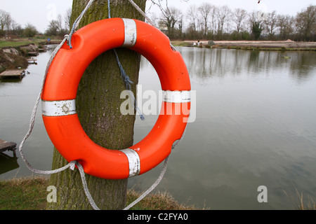 Per salvare la vita e anello di fune fissata alla struttura ad albero commerciale lago pesca sportiva. Foto Stock