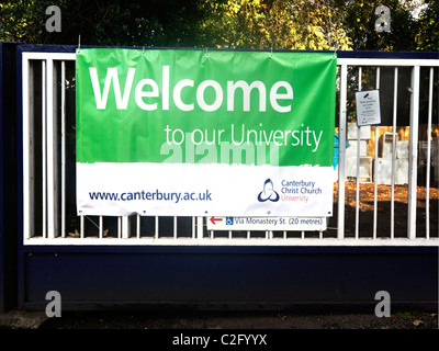 Canterbury Kent England segno di benvenuto per i nuovi studenti sulla gate di Canterbury Christ Church University Foto Stock