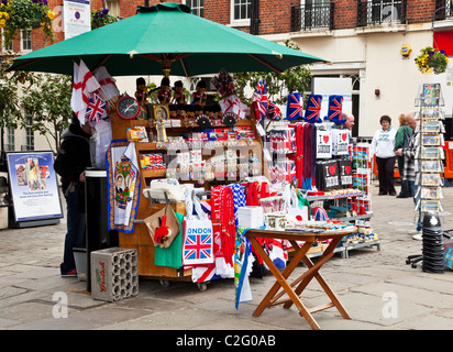 Display del negozio di souvenir,cimeli e doni di Inghilterra e Londra su una bancarella di strada in Windsor, Berkshire, Inghilterra, Regno Unito Foto Stock