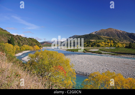 Maruia River in autunno dalla Autostrada statale 7, Lewis Pass, regione di Canterbury, Isola del Sud, Nuova Zelanda Foto Stock