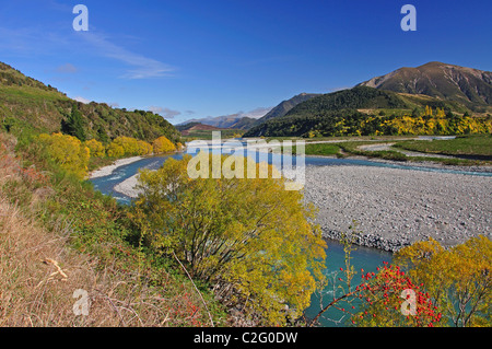 Maruia River in autunno dalla Autostrada statale 7, Lewis Pass, regione di Canterbury, Isola del Sud, Nuova Zelanda Foto Stock