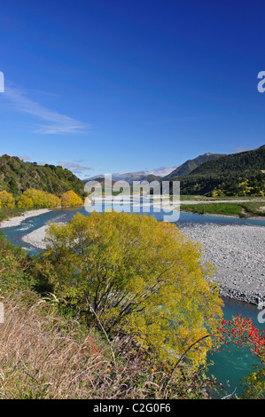 Maruia River in autunno dalla Autostrada statale 7, Lewis Pass, regione di Canterbury, Isola del Sud, Nuova Zelanda Foto Stock