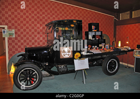 Auto Ford d'epoca nel resort di Maruia Springs, autostrada statale 7, Lewis Pass, Canterbury Region, South Island, Nuova Zelanda Foto Stock