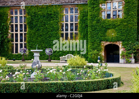 Cortile anteriore e ingresso di un paese di lingua inglese manor in Berkshire, Inghilterra, Regno Unito Foto Stock