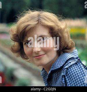 Siebziger Jahre, Menschen, junge Frau, Portraet, mittellanges Haar, Sommerkleid, Jutta Foto Stock
