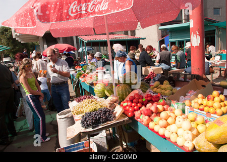 La frutta e la verdura fresca per la vendita in un mercato all'aperto in Kholmsk,, Sakhalin in Russia. Foto Stock