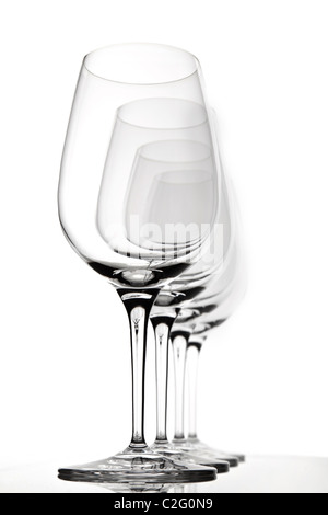 Fila di vuoto quattro bicchieri di vino con un riflesso Foto Stock