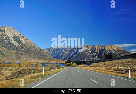 La strada attraverso le montagne vicino al Arthur's Pass National Park, regione di Canterbury, Isola del Sud, Nuova Zelanda Foto Stock