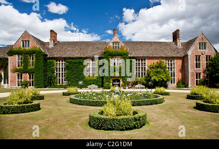 Cortile anteriore e ingresso di un paese di lingua inglese Tudor manor in Berkshire, Inghilterra, Regno Unito Foto Stock