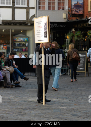 Canterbury Kent England burro uomo mercato tenendo un cartello Pubblicità Il fossato sale da tè Foto Stock