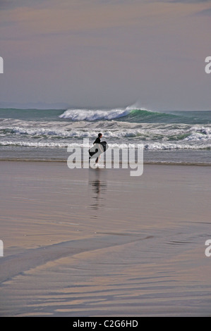 Surfer sulla spiaggia, Mount Maunganui, Baia di Planty Regione, Isola del nord, Nuova Zelanda Foto Stock