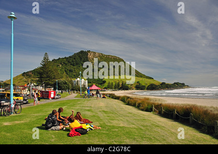 Lungomare mostra Mount Maunganui, Baia di Planty Regione, Isola del nord, Nuova Zelanda Foto Stock