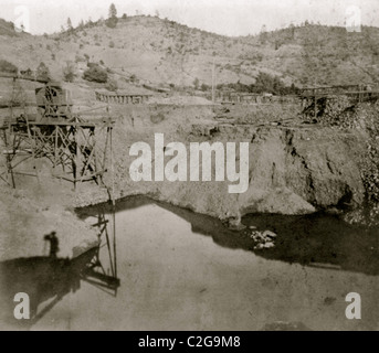 Placer Mining in marrone piatto, Tuolomne County - acqua in miniera Foto Stock