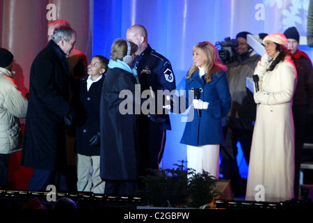 Comandante Sergente Ryan Carson, Sara Evans, Holly Stell, Presidente George W Bush, Laura Bush illuminazione della Nazionale Natale Foto Stock