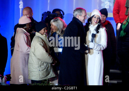 Comandante Sergente Ryan Carson, Sara Evans, Holly Stell, Presidente George W Bush, Laura Bush illuminazione della Nazionale Natale Foto Stock