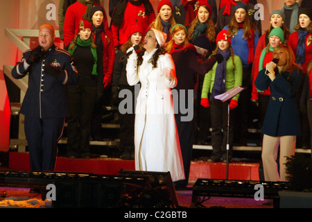 Comandante Sergente Ryan Carson, Sara Evans, Holly Stell illuminazione del National albero di Natale cerimonia al parco dei presidenti Foto Stock