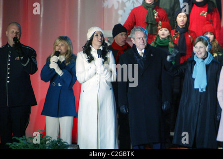 Comandante Sergente Ryan Carson, Sara Evans, Holly Stell, Presidente George W Bush, Laura Bush illuminazione della Nazionale Natale Foto Stock