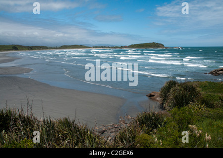 Sandy Bay a Cape Foulwind nella nuova Zealands costa occidentale . Eine weite Sandbucht liegt südlich von Cape Foulwind auf Neuseelands Foto Stock