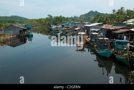 Navigazione fluviale e villaggio di pescatori sull'Isola di Phu Quoc in Vietnam Foto Stock