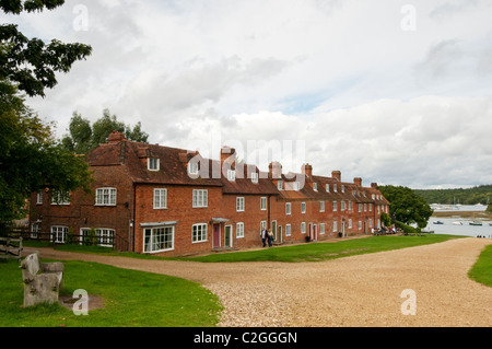 Vista di scudi grandi disco Village, New Forest, Hampshire. Foto Stock