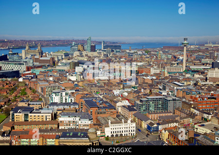 Vedute aeree del centro città di Liverpool dalla cattedrale anglicana torre. Foto Stock