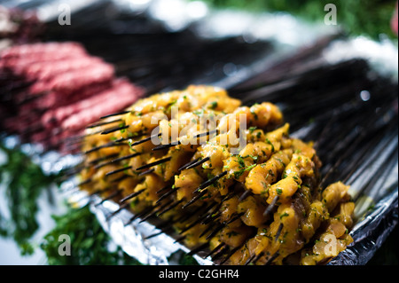 Spiedini di pollo marinati pronto per essere grigliate in un mercato di Marrakesh, Marocco Foto Stock