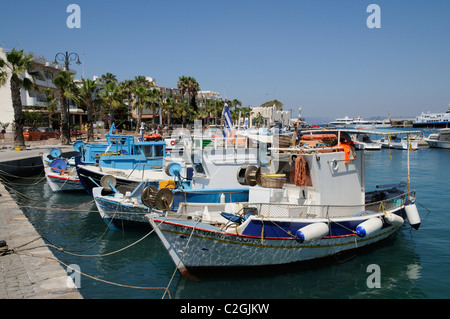 La città di Kos Harbour sulla isola di Kos Grecia barche da pesca sulla banchina Foto Stock