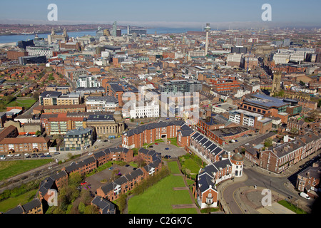 Vedute aeree del centro città di Liverpool dalla cattedrale anglicana torre. Foto Stock