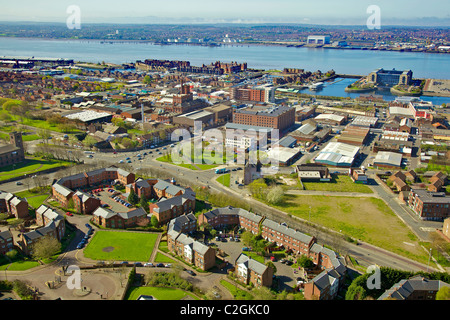 Una veduta aerea del centro città di Liverpool cercando attraverso la marina verso il Camel Lairds. Foto Stock
