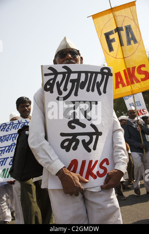 L' India , Delhi, 20110310, Demo der AIKS ( Tutti India Kisan Sabha + AIAWU - Tutti India lavoratore agricolo Umio ) Foto Stock