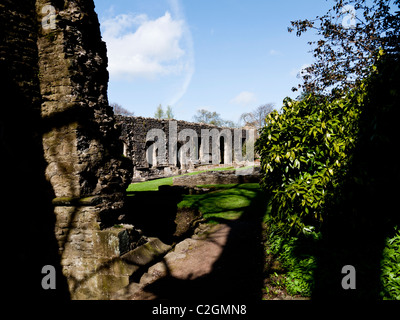 I giardini e le rovine di Whalley Abbey, Whalley, Clitheroe, Lancashire, Inghilterra, Regno Unito. Foto Stock