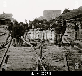 Atlanta, Georgia. Sherman gli uomini fino allo strappo ferrovia via Foto Stock