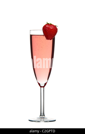 Rosso frizzante bere champagne con fragole isolato su sfondo bianco Foto Stock