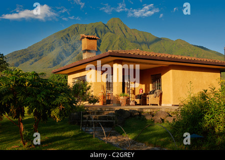 Guest House a cinque stelle lusso Sabyinyo Silverback Lodge con il Monte Sabyinyo dietro il Parc National des Volcans, Ruanda Foto Stock