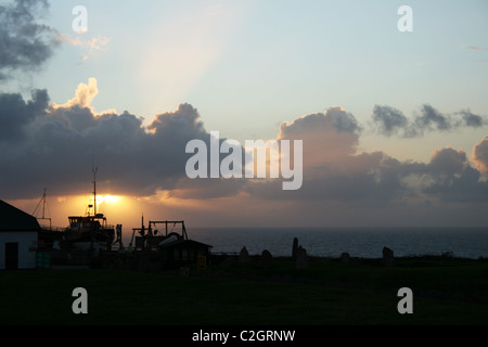 Tramonto su imbarcazioni a Lands End, Cornwall, Inghilterra Foto Stock