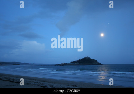 Vista di St Michael's Mount, Cornwall, al crepuscolo Foto Stock