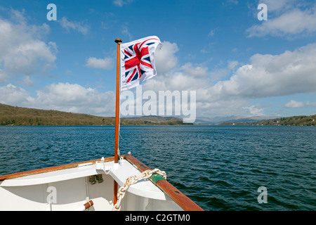 La prua di un battello a vapore la vela sul lago di Windermere con la bandiera dell'Union Jack. Foto Stock